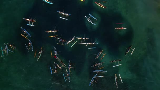 Bateaux Pêche Authentiques Colorés Milieu Une Vue Aérienne Des Eaux — Video