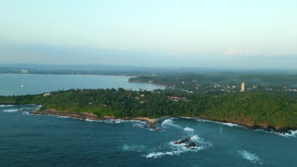 Isla Rocosa Tropical Verde Medio Mar Azul Verde Bañado Por — Vídeos de Stock