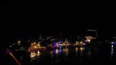 Deniz kenarındaki birkaç gece kulübünün su manzaralı hali. Deniz kenarındaki kafeler ve restoranlar geceleri renkli ışıklar, Noel kutlamaları sırasında deniz kenarındaki diskoda kalabalık dans ediyor.