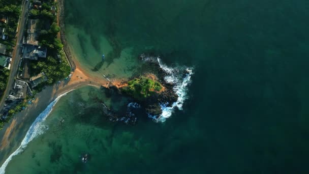 Mavi Yeşil Bir Denizin Ortasındaki Yeşil Tropikal Kayalık Ada Havadan — Stok video