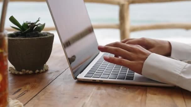 Γυναίκα Πληκτρολογώντας Στο Πληκτρολόγιο Laptop Υπαίθριο Τροπικό Καφέ Θέα Στον — Αρχείο Βίντεο