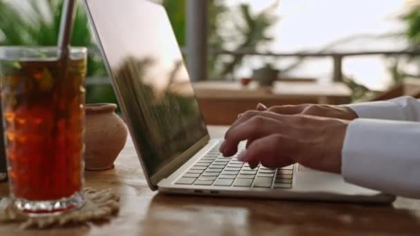 Γυναίκα Πληκτρολογώντας Στο Πληκτρολόγιο Laptop Στο Καφέ Συγγραφέας Δημιουργεί Ένα — Αρχείο Βίντεο