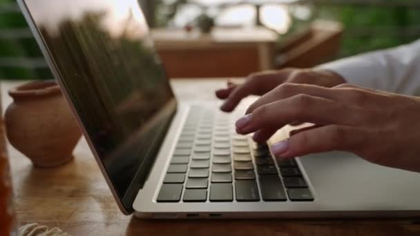 Mulher Digitando Teclado Laptop Café Tropical Livre Pôr Sol Mensagens — Vídeo de Stock