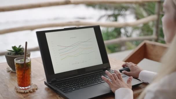 Mulher Assistindo Slides Apresentação Tela Laptop Sentado Café Tropical Com — Vídeo de Stock