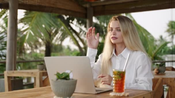 Mujer Trabaja Con Portátil Reacción Emocional Vaya Dios Mío Sorprendida — Vídeo de stock