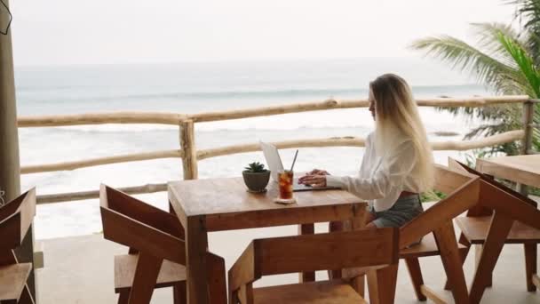 Γυναίκα Που Εργάζεται Φορητό Υπολογιστή Καφέ Θέα Στον Ωκεανό Φοίνικες — Αρχείο Βίντεο