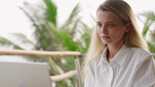 Ładna Kobieta Pracuje Laptopem Kawiarni Widokiem Ocean Palmy Kobieta Pisząca — Wideo stockowe