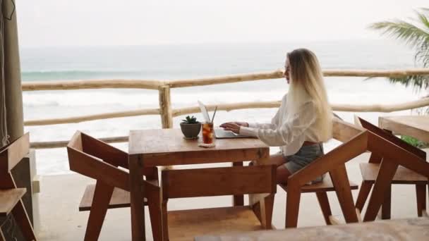 Egy Laptoppal Dolgozik Egy Kávézóban Kilátással Óceánra Pálmafákkal Utazási Blogger — Stock videók