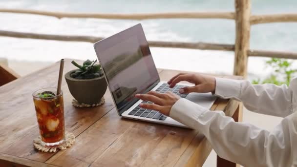 2023 Midigama Sri Lanka 莫雷娜酒店在室外热带咖啡店 女性在笔记本电脑上谷歌搜索 在与冰茶合作的过程中 人们在电脑上使用谷歌的网络搜索 女性浏览互联网 — 图库视频影像