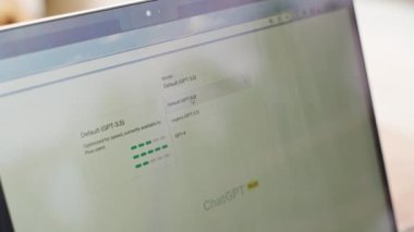 2023-04-24, Midigama, Sri Lanka. Morena Oteli. Kadın tropik bir kafede ChatGPT yapay zeka sohbet dili modeli kullanıyor. Yapay zekayla kadın sohbeti. OpenAI sinir ağını çevrimiçi olarak test eden kişi.