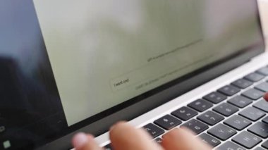 2023-04-24, Midigama, Sri Lanka. Morena Oteli. ChatGPT Al sohbet dili modeli kullanıyor. Yapay zekayla sohbet eden bir kadın. Kişi OpenAI sinir ağını çevrimiçi test ediyor. Yakın çekim..