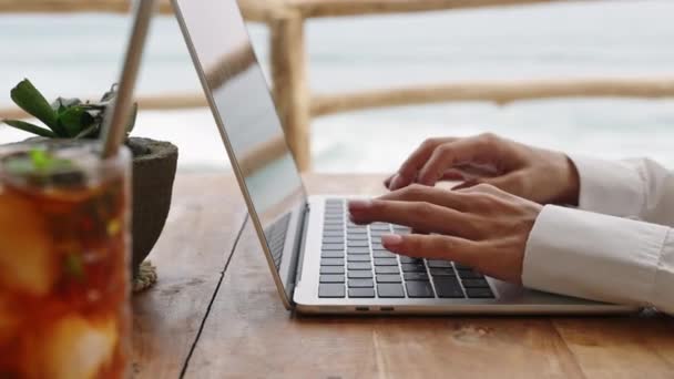 Γυναίκα Πληκτρολογώντας Στο Πληκτρολόγιο Laptop Υπαίθριο Τροπικό Καφέ Θέα Στον — Αρχείο Βίντεο