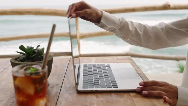 Blondynka Zaczyna Dzień Pracy Otwiera Pokrywę Laptopa Tropikalnej Kawiarni Widokiem — Wideo stockowe