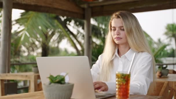 Mulher Bonita Trabalhando Com Laptop Café Com Vista Para Mar — Vídeo de Stock