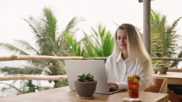 Ładna Kobieta Pracuje Laptopem Kawiarni Widokiem Ocean Palmy Kobieta Pisząca — Wideo stockowe