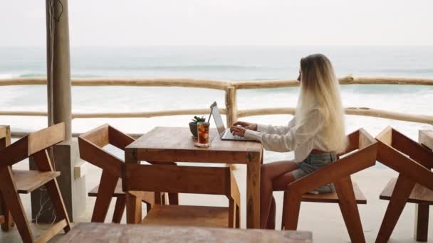 Kobieta Pracująca Laptopem Kawiarni Widokiem Ocean Palmy Podróże Blogger Typy — Wideo stockowe