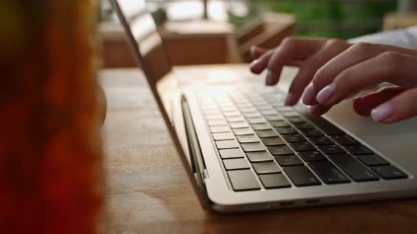 Mulher Digitando Teclado Laptop Café Tropical Livre Pôr Sol Mensagens — Vídeo de Stock