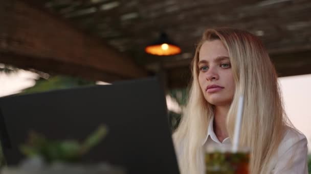 Mulher Loira Trabalhando Com Laptop Café Com Palmeiras Feminino Usando — Vídeo de Stock