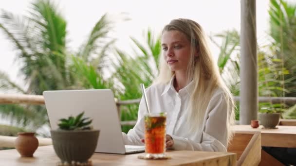 여자는 노트북과 작동합니다 감정적인 세상에 놀라운 우승자는 카페에서 화면을 승리에 — 비디오