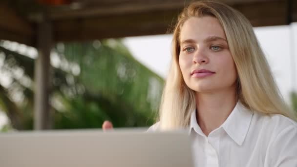 Kobieta Pracuje Laptopem Reakcja Emocjonalna Mój Boże Zaskoczony Zwycięzca Reaguje — Wideo stockowe