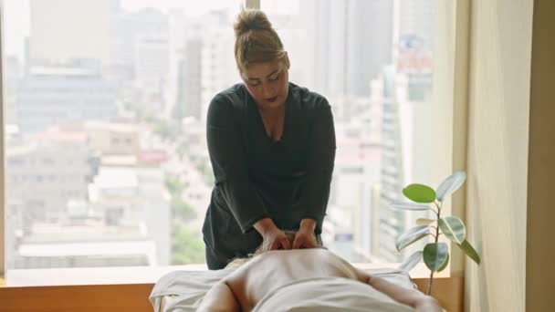 Masseuse Biracial Femme Dans Spa Luxe Effectue Massage Relaxant Des — Video