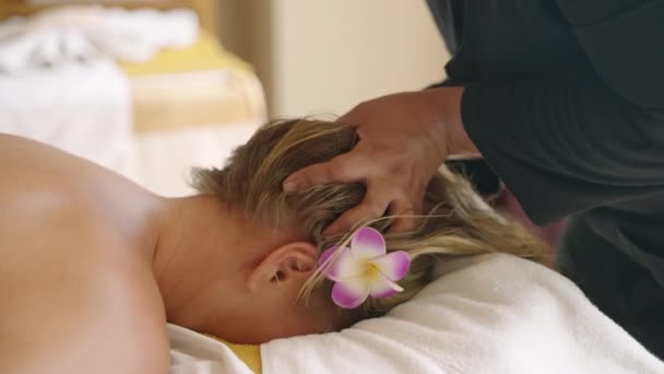 Biethnic Kobieta Masażystka Luksusowym Spa Wykonuje Masaż Ramion Szyi Relaksujący — Wideo stockowe