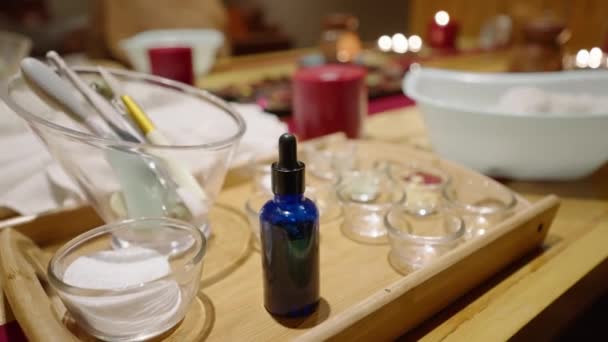 Zestaw Narzędzi Produktów Zabiegów Kosmetycznych Drewnianym Stole Centrum Wellness Spa — Wideo stockowe