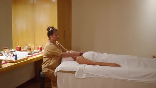 Senior Biracial Beautician Does Gua Sha Massage Female Client Spa — Stock Video