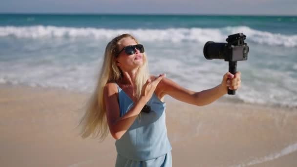 Kvinna Resor Vlogger Avgudar Sommarsemester Sri Lanka Vid Havet Stranden — Stockvideo