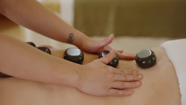 Massagista Centro Bem Estar Spa Feminino Coloca Pedras Quentes Para — Vídeo de Stock