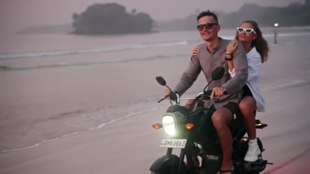 Rejsepar Ridning Motorcykel Ocean Sandstrand Troperne Hunden Løber Forbi Mand – Stock-video