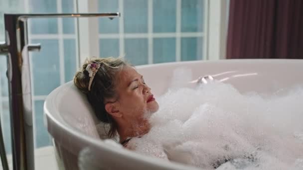 Mulher Sênior Asiática Relaxante Banho Quente Bolha Mulher Idosa Gosta — Vídeo de Stock