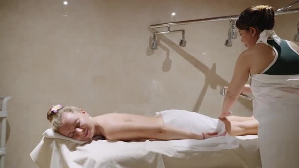Masseuse Massages Vrouw Onder Douche Met Een Stroom Van Water — Stockvideo