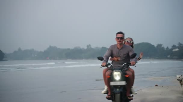 Travelers Ride Motorbike Sandy Sea Beach Dusk Man Woman Drive — Stock Video