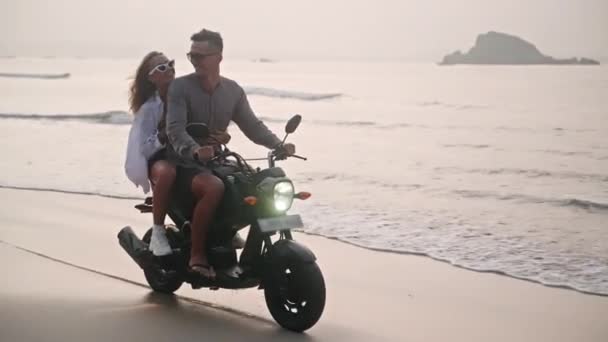 Romantyczna Para Jeździ Motocyklu Oceanicznej Plaży Świcie Miłośnicy Podróżują Motocyklem — Wideo stockowe