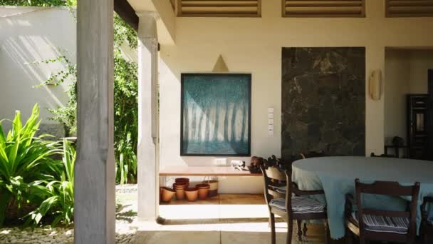 Pintura Abstrata Com Árvores Azuis Uma Sala Partida Villa Retro — Vídeo de Stock