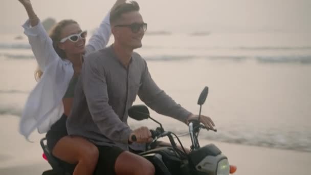 Elegantní Pár Jezdit Motorce Podél Mořské Pláže Při Východu Slunce — Stock video