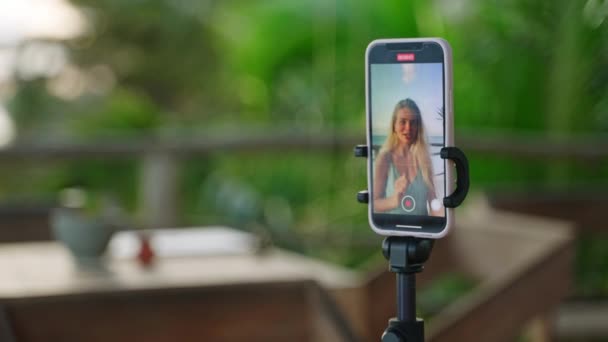 Ekran Smartfona Młodą Blogerką Robiącą Selfie Video Zieloną Sałatką Tropikalnej — Wideo stockowe