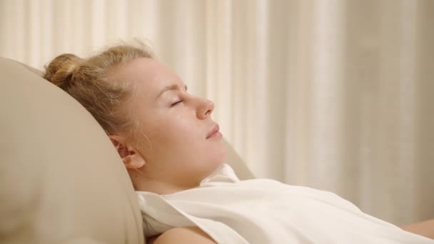 Genç Bir Kadın Spa Salonunda Ayak Masajından Hoşlanıyor Sakin Bir — Stok video