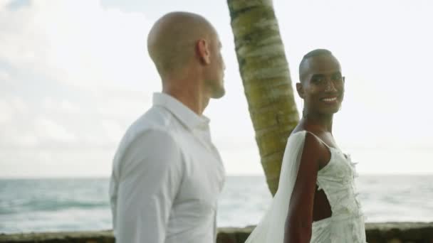 Dos Hombres Multiétnicos Caminan Una Fiesta Legal Matrimonio Entre Personas — Vídeo de stock