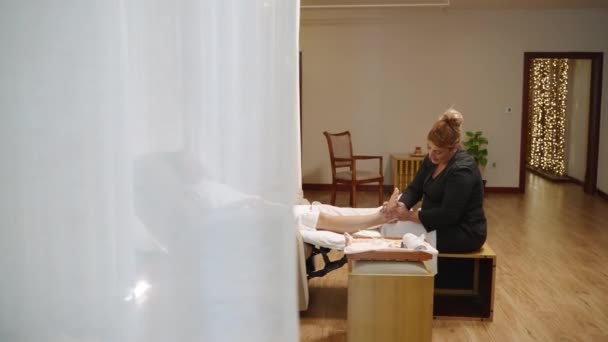 Massagista Árabe Fazendo Tratamento Massagem Tailandês Para Cliente Salão Spa — Vídeo de Stock