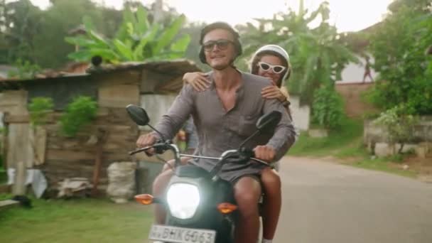 Hombre Monta Moto Mujer Abraza Novio Disfruta Montar Scooter Los — Vídeos de Stock