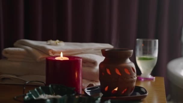 Brennende Kerzen Aromalampe Badetücher Und Vitamincocktail Zum Entspannen Einem Wellness — Stockvideo