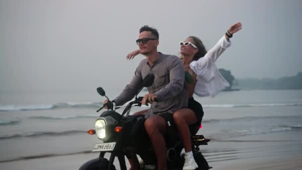 Viaggiatori Vanno Moto Lungo Spiaggia Sabbiosa Tramonto Cavolo Una Donna — Video Stock