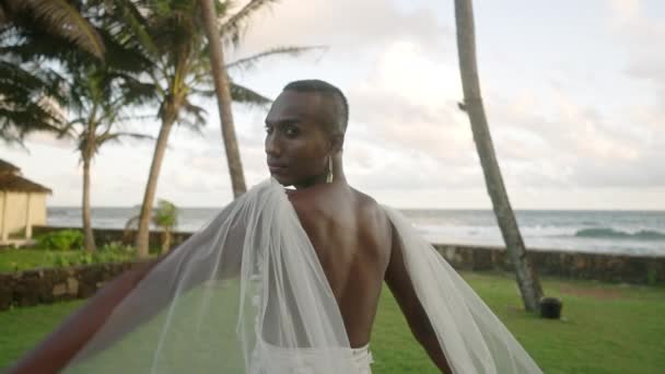 Androgynous Πρόσωπο Του Χρώματος Τρέχει Εμπλοκή Villa Θέτει Για Γάμο — Αρχείο Βίντεο