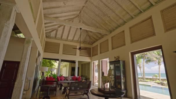 复古风格客厅内的大型豪华乡村别墅位于热带天堂岛上 有游泳池 海景和棕榈树 具有老式家具和老式装饰的设计 — 图库视频影像