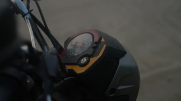 Motorkářská Ruka Zasune Klíček Zapalování Motocyklu Otočí Pro Nastartování Motoru — Stock video