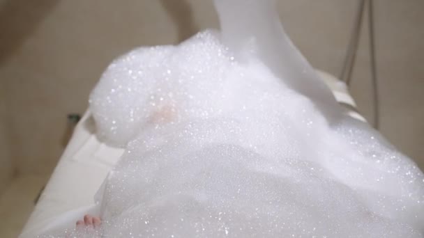 矿泉工在泡沫肥皂泡下给妇女洗澡水 女性放松 在桑拿浴室接受皮肤处理 抗衰老和抗蜂窝药物治疗 — 图库视频影像