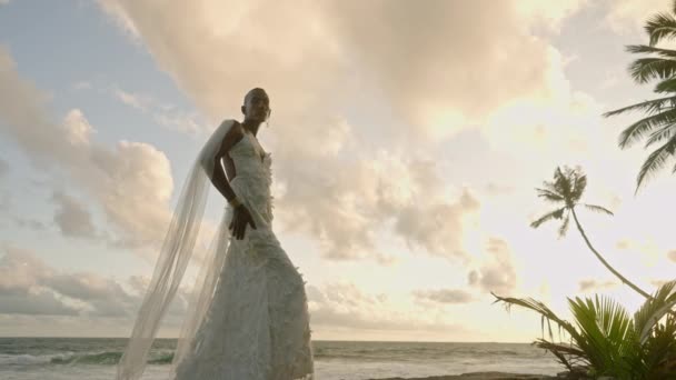 Icke Binär Svart Modell Bröllopsklänning Poserar Tropisk Strand Nära Havet — Stockvideo