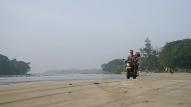 Reisendes Paar Fährt Motorrad Kommt Bei Sonnenaufgang Sandstrand Vorbei Mann — Stockvideo